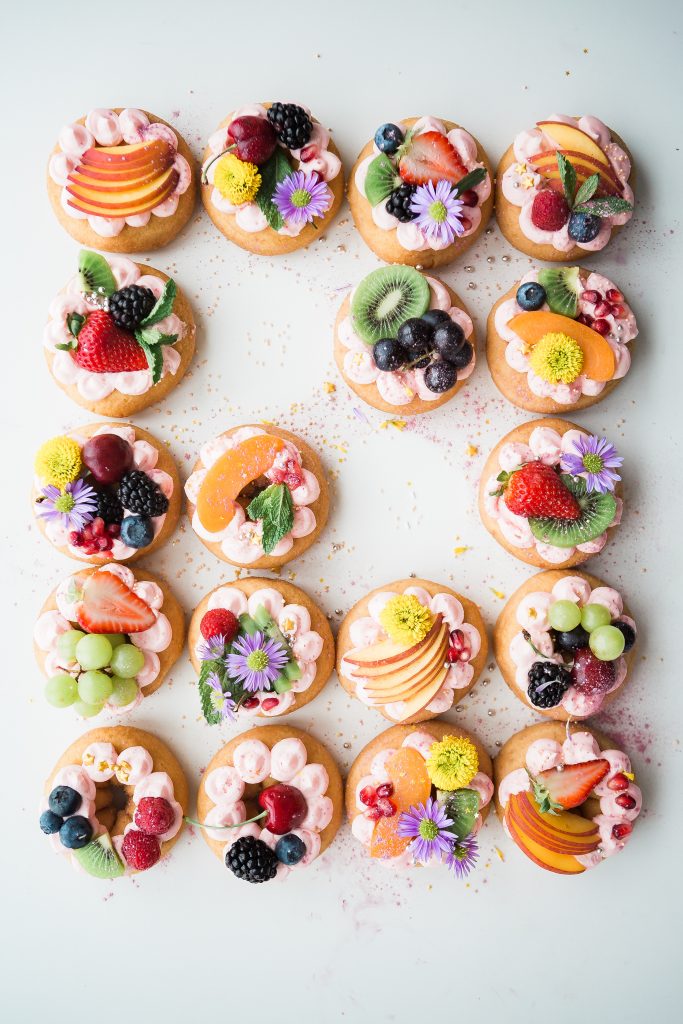 Des patisseries aux fruits vue de haut