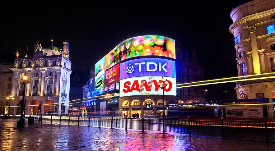 Utilisation extrême d'enseignes lumineuse à Picadilly Circus