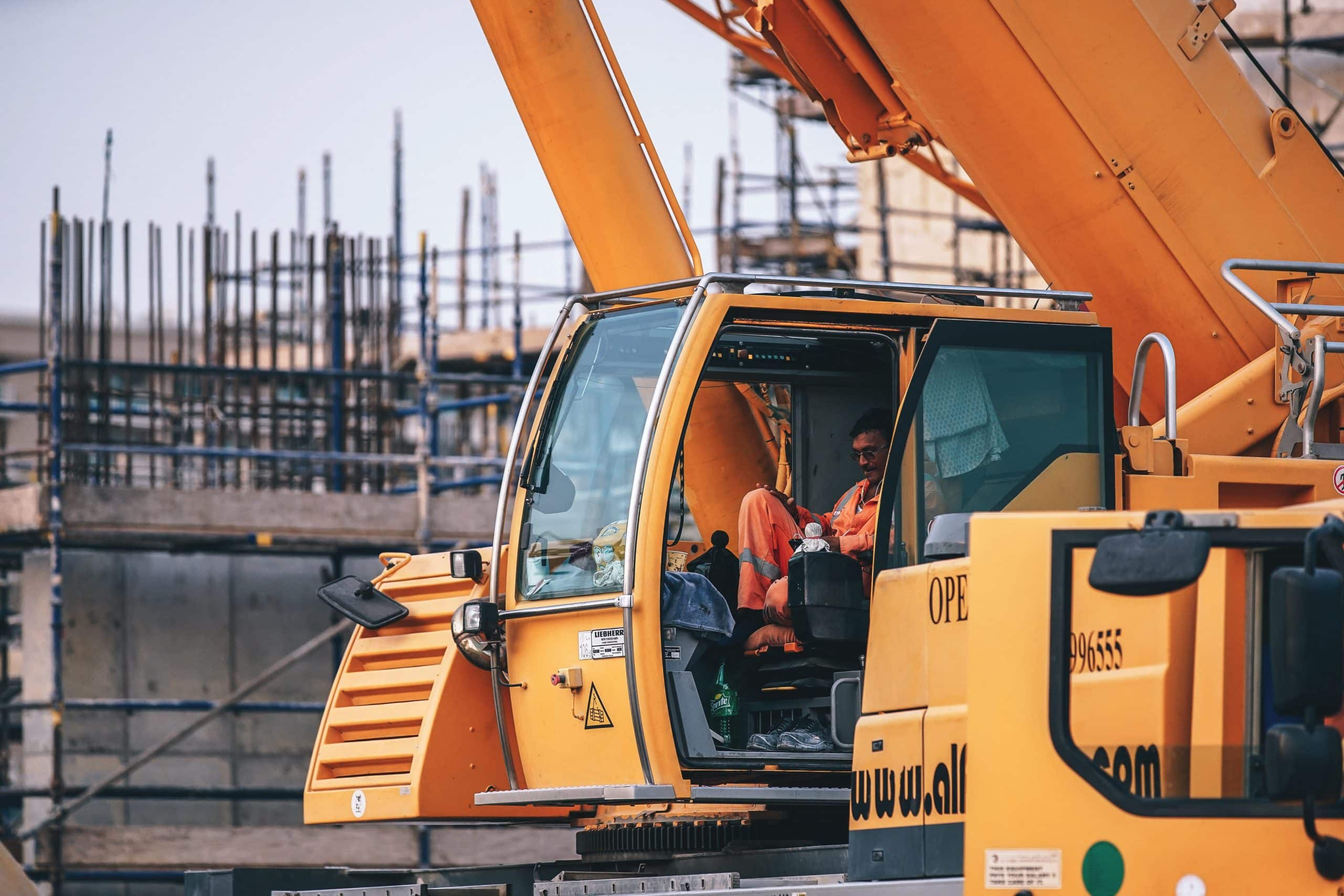 Ouvrier qui conduit une grue