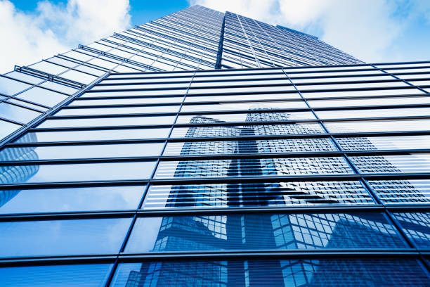 Façade d'immeuble de bureaux avec reflet sur le centre des affaires