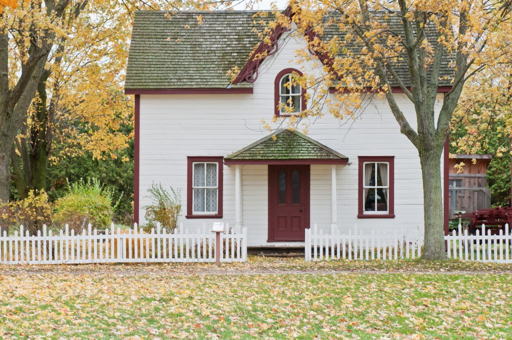 Petite maison à la campagne, en automne