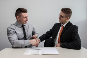 Jeune diplômé qui passe un entretien d'embauche auprès d'un cabinet de recrutement