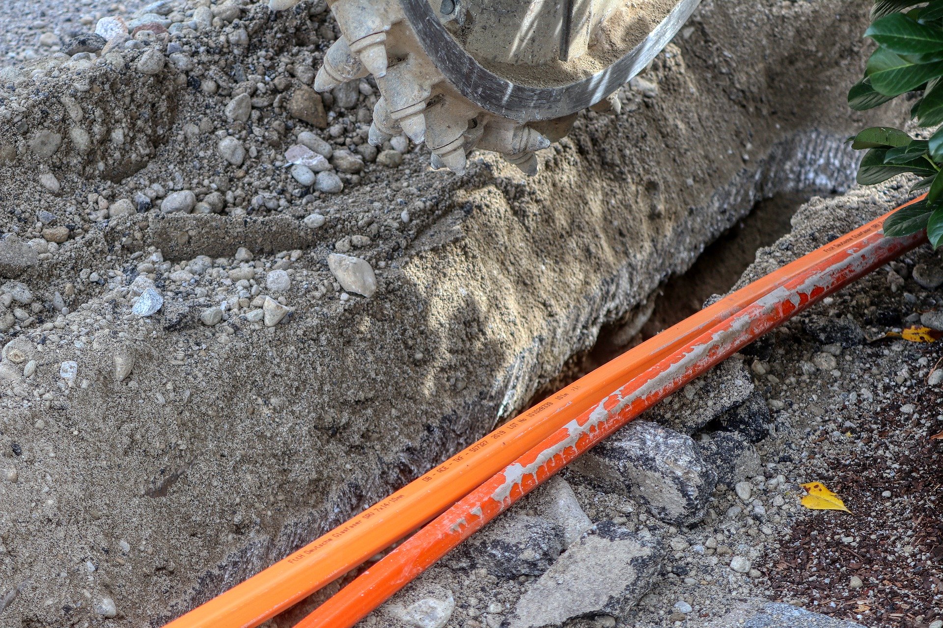 Tuyaux pour la fibre optique qui vont être enterrés dans le sol